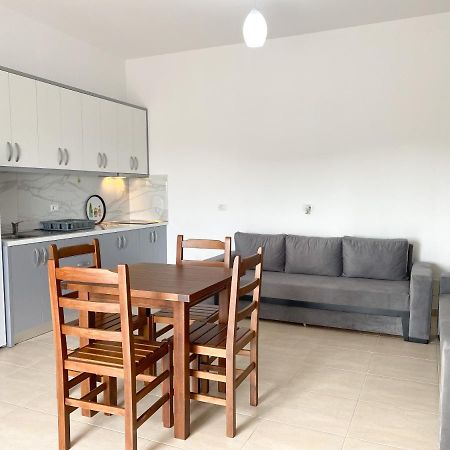 Family Apartments Himara Bagian luar foto