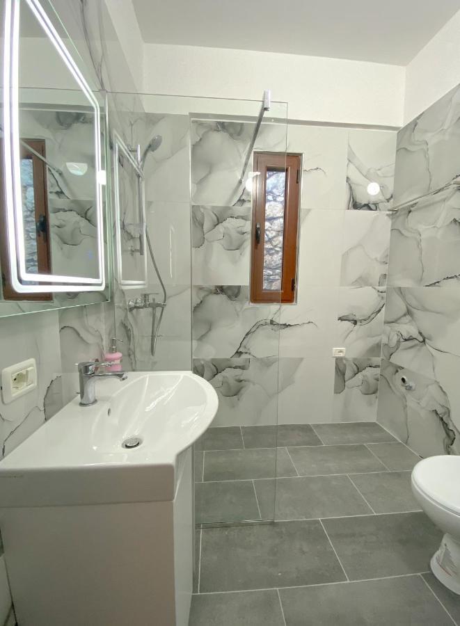 Family Apartments Himara Bagian luar foto
