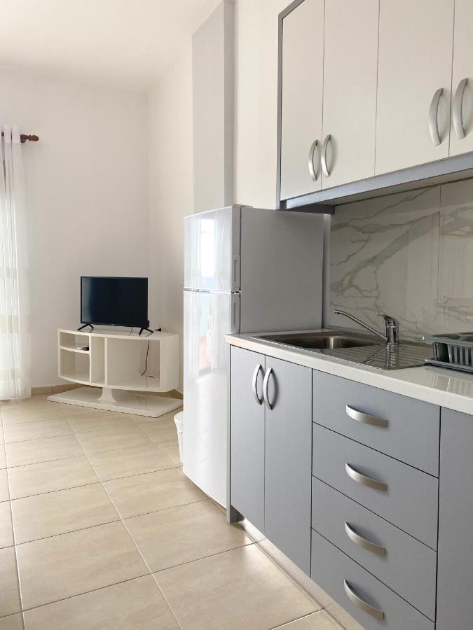 Family Apartments Himara Bagian luar foto