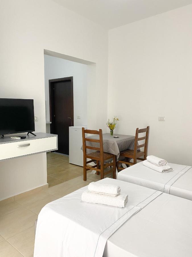 Family Apartments Himara Bagian luar foto