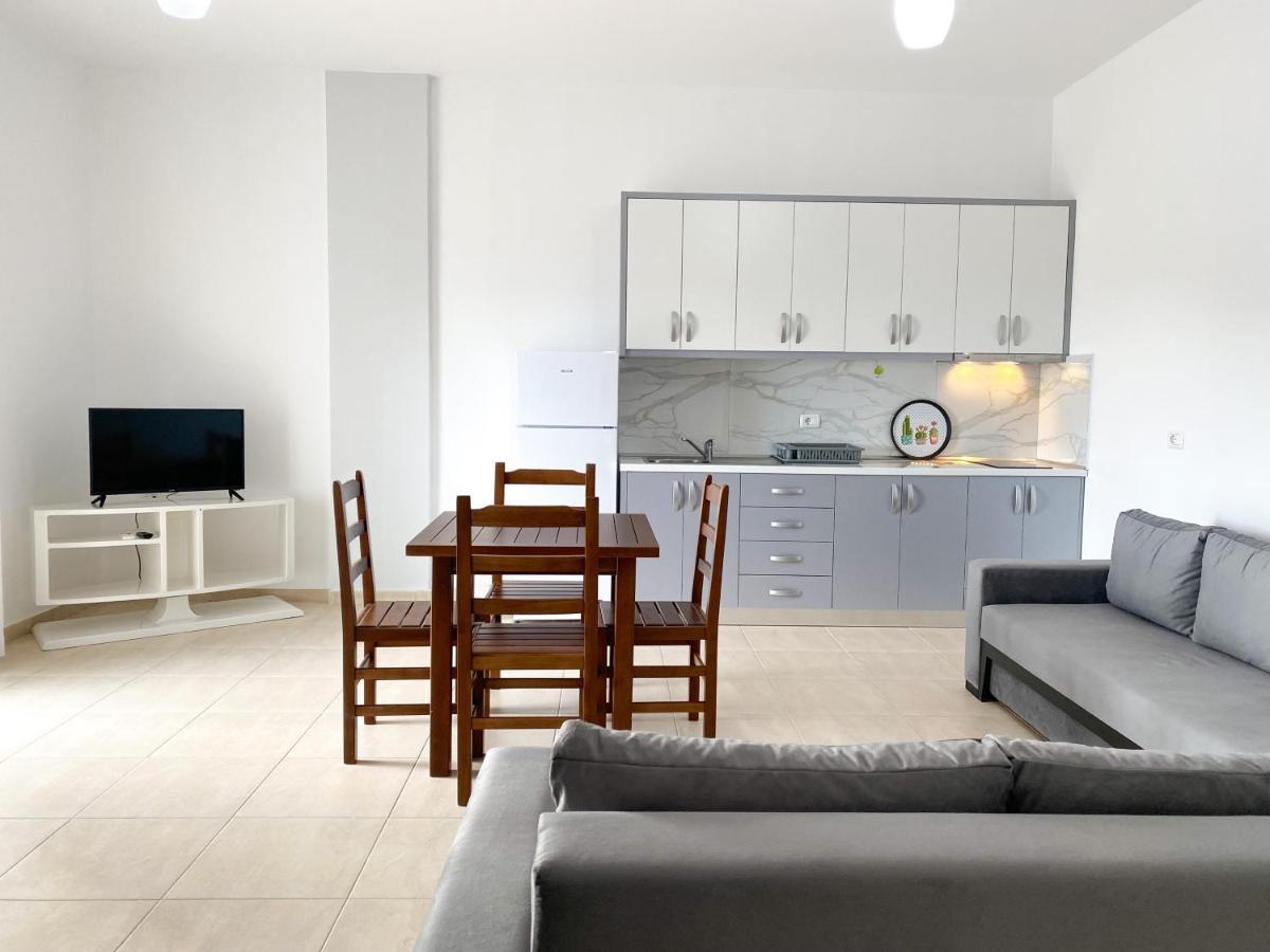 Family Apartments Himara Bagian luar foto