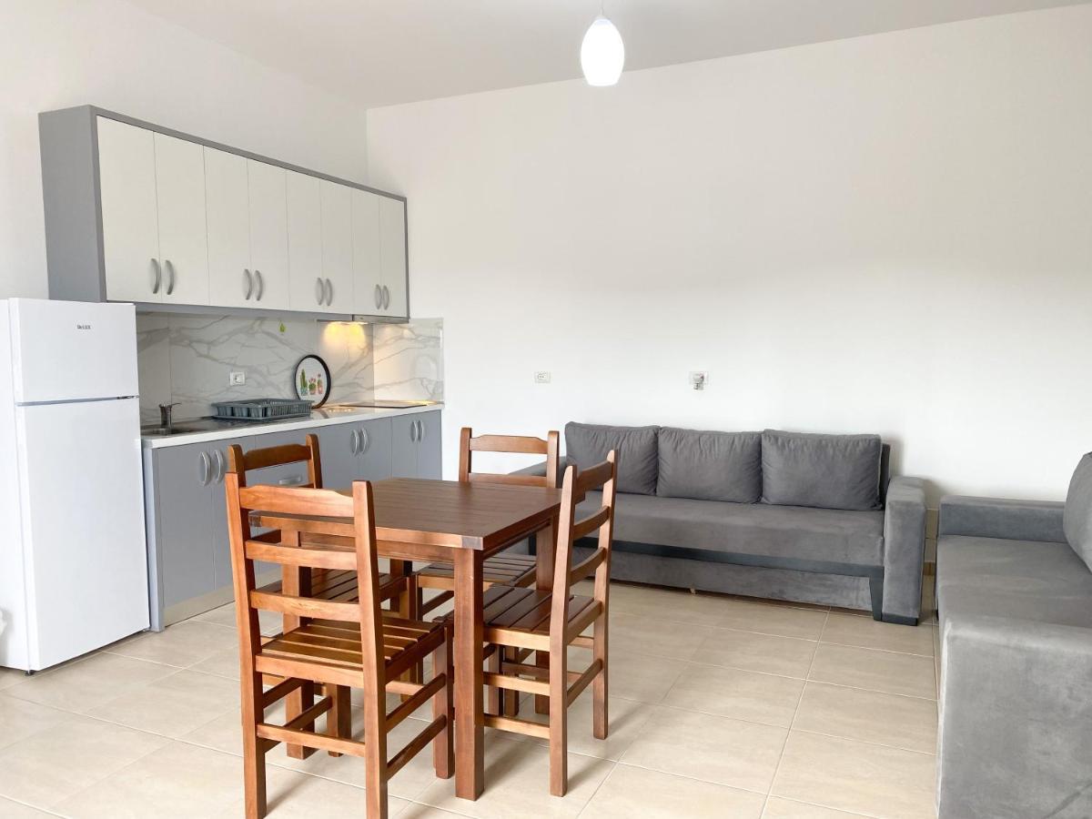 Family Apartments Himara Bagian luar foto