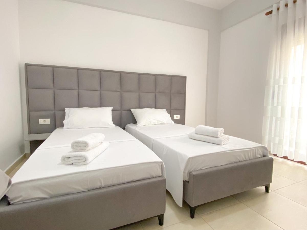 Family Apartments Himara Bagian luar foto