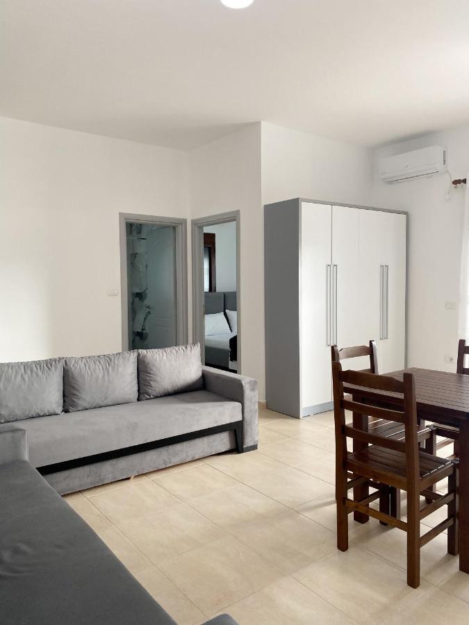Family Apartments Himara Bagian luar foto