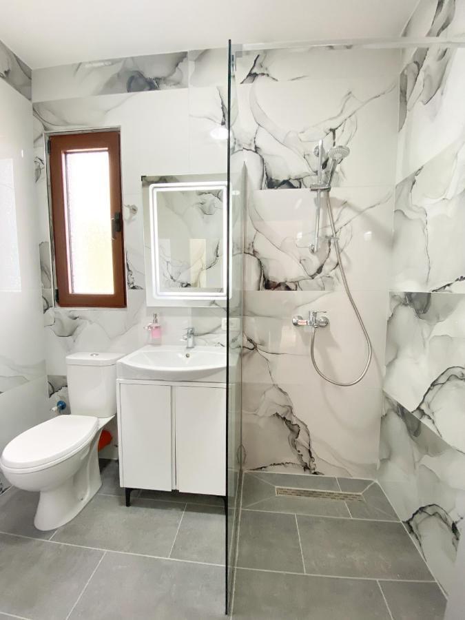 Family Apartments Himara Bagian luar foto