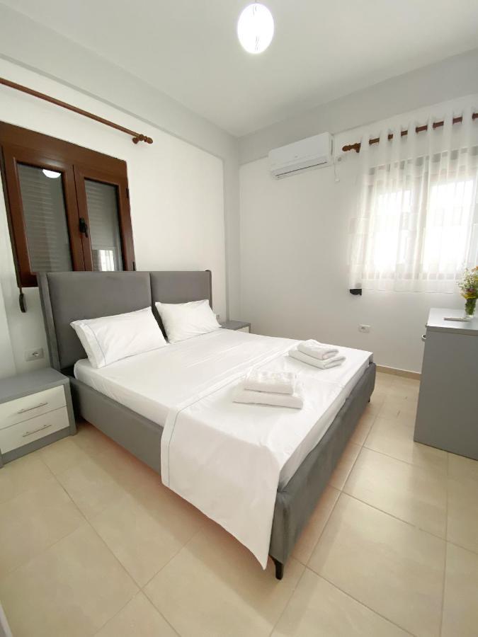 Family Apartments Himara Bagian luar foto