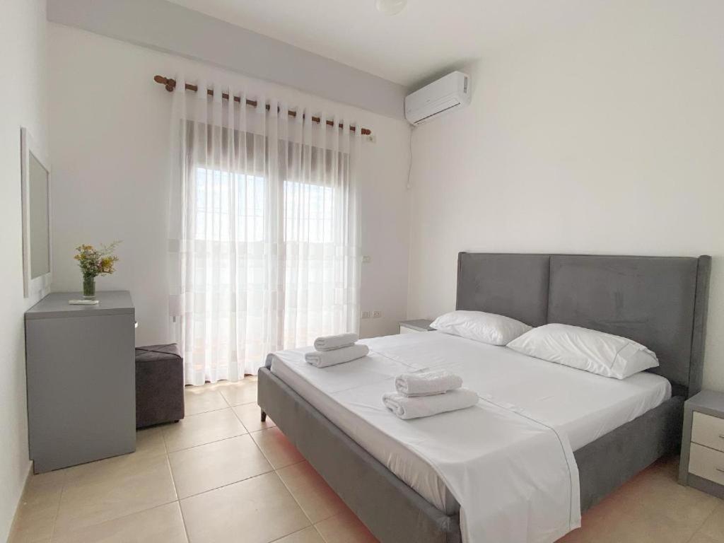 Family Apartments Himara Bagian luar foto
