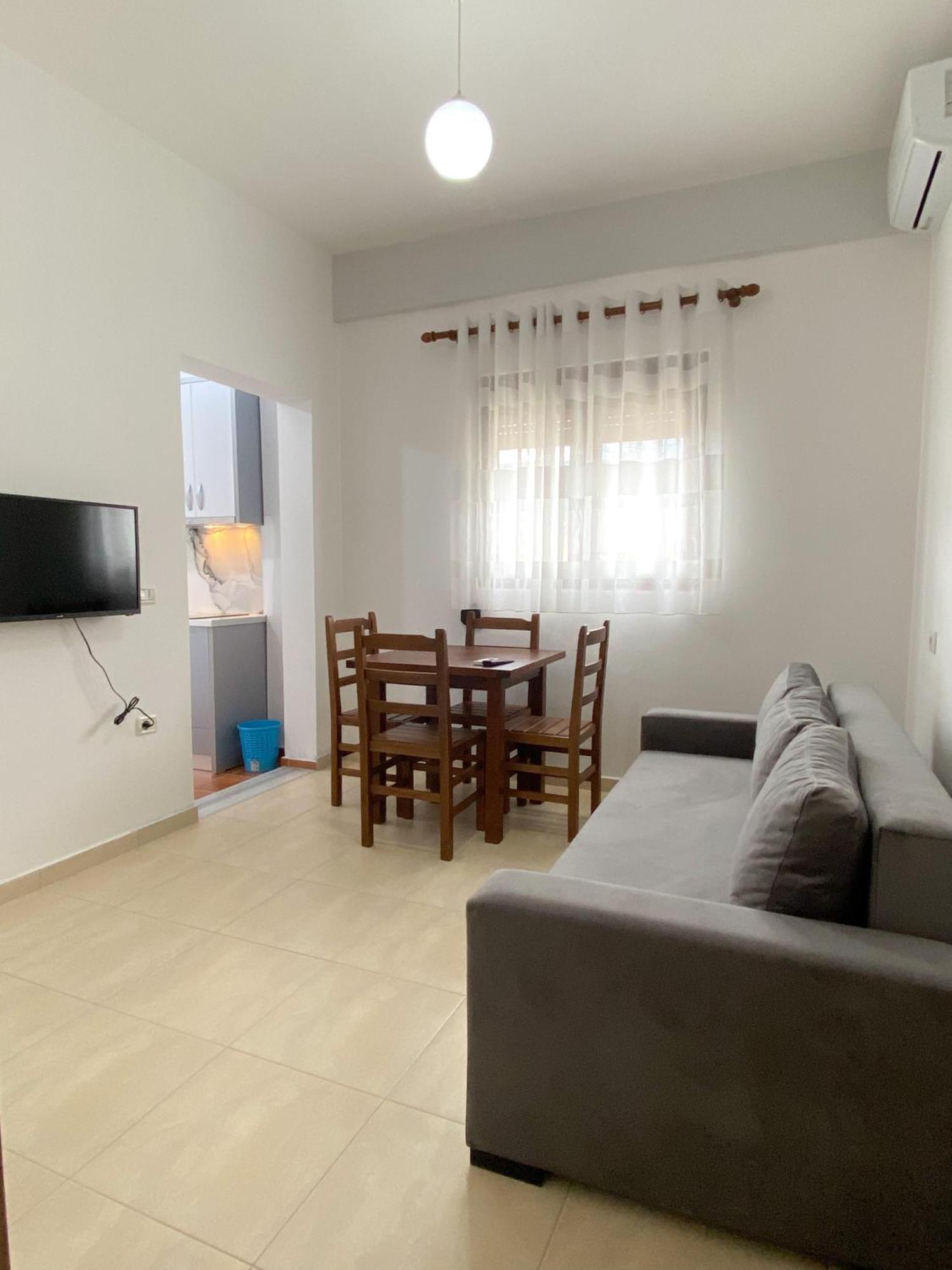 Family Apartments Himara Bagian luar foto