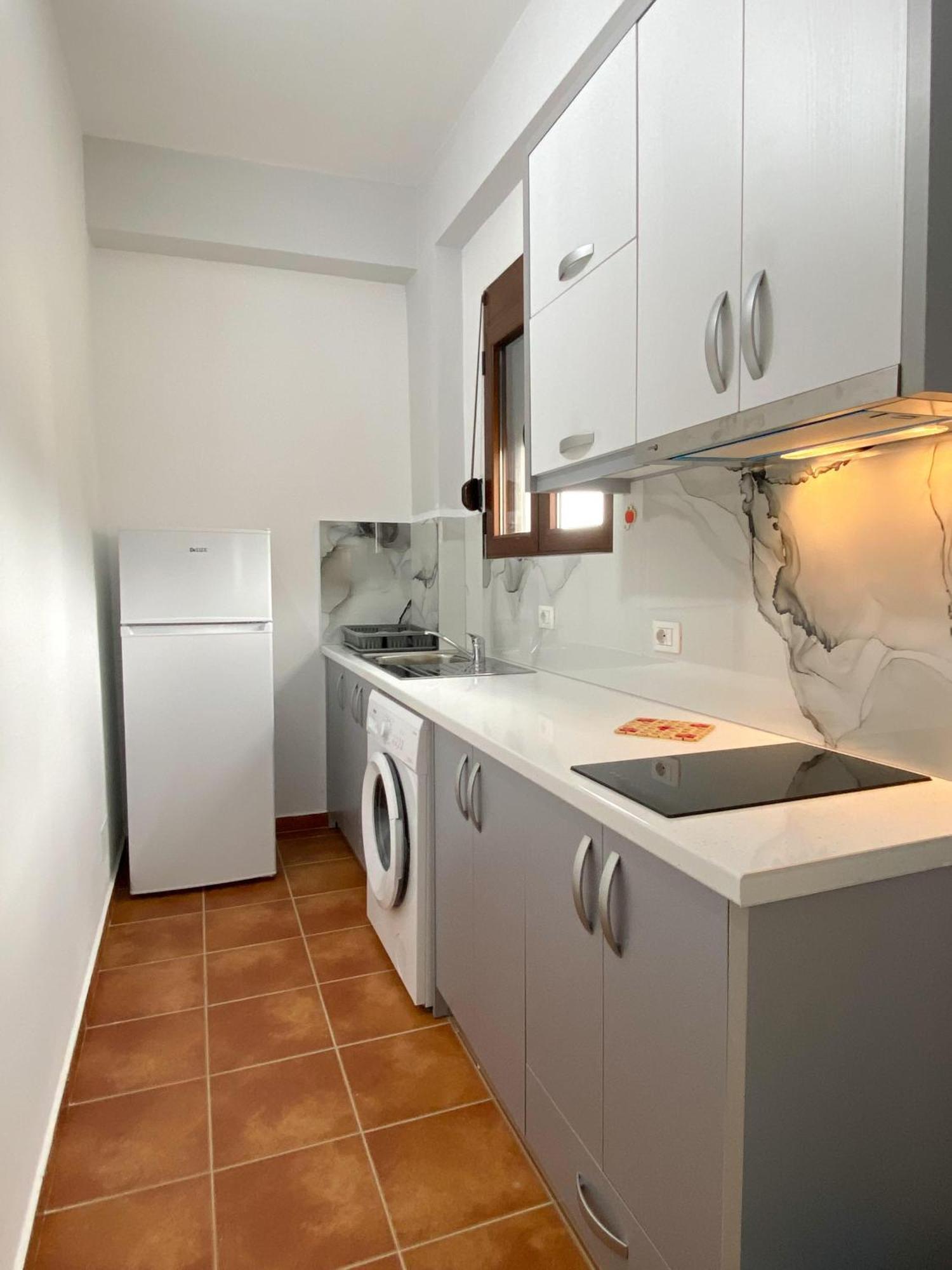 Family Apartments Himara Bagian luar foto