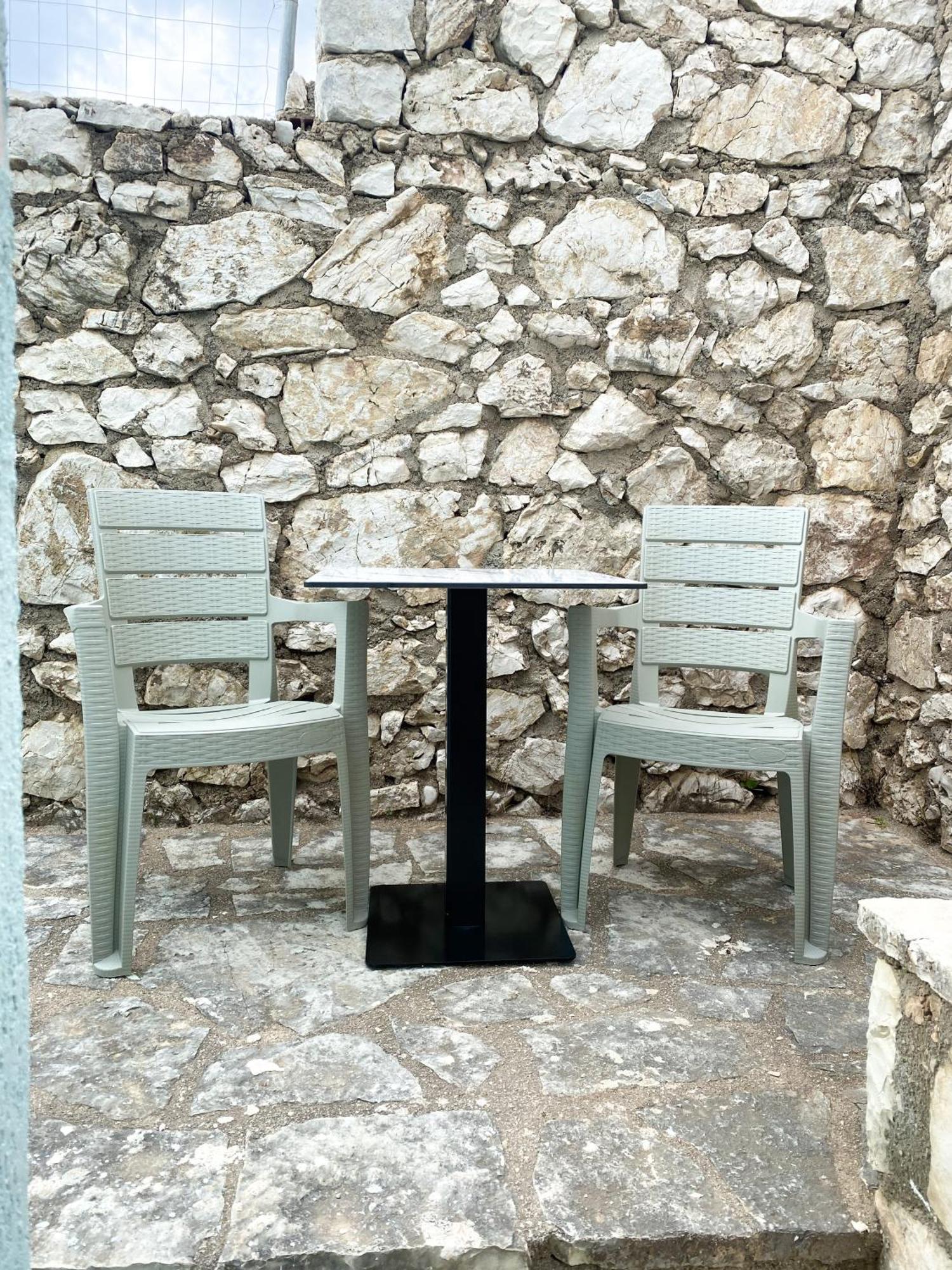 Family Apartments Himara Bagian luar foto